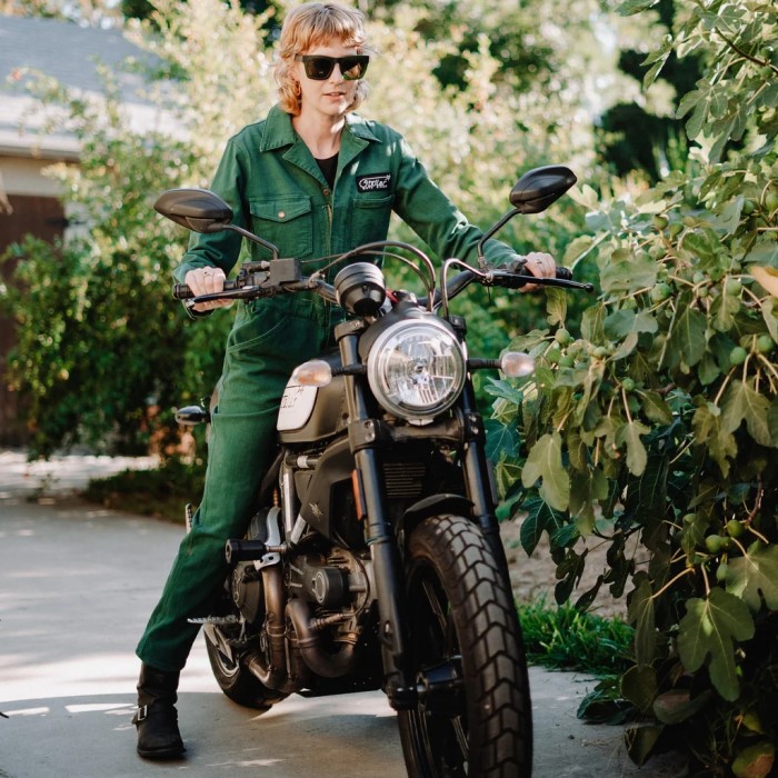 cute motorcycle outfit for ladies